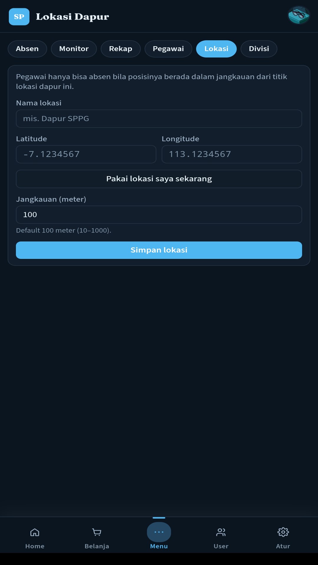 Cuplikan layar ponsel: pengaturan lokasi dapur dengan titik koordinat dan jangkauan absen dalam meter
